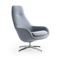 Stijlvolle draaifauteuil met een lichtblauwe bekleding, staand op een verchroomde vierpoot. Perfect voor een moderne woonkamer.