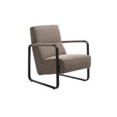 Schuinaanzicht bruine stoffen fauteuil Barletta van Happy@Home met zwart metalen frame.