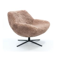 Schuine aanzicht van een zachte draaifauteuil met een beige teddy-stof en een zwart metalen onderstel in een modern ontwerp.