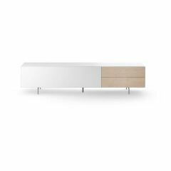 Vooraanzicht van het minimalistische tv-dressoir Toscane van Topform. Vrijstaand getoond op een witte achtergrond.