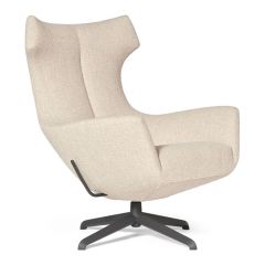 zijaanzicht fauteuil Nosto in lichtbeige stof met een hoge rugleuning en een zwart metalen draaivoet.