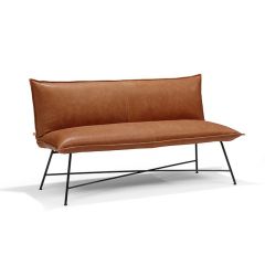 Bruine Vidar eetkamerbank van Jess design met metalen onderstel - Eetkamerbank in cognacbruine bekleding met slank zwart metalen frame.