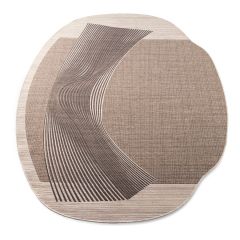 Modern karpet met organische vormen en abstract patroon in beige en bruintinten.