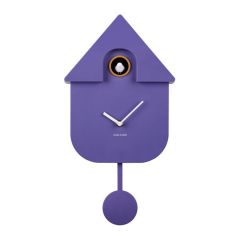 Vooraanzicht van de Karlsson Cuckoo wandklok: Een paarse klok in de vorm van een huisje met witte wijzers en een slinger, en een kleine koekoek bovenaan.