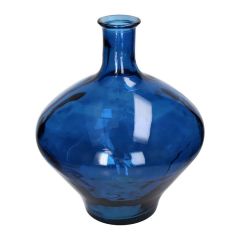 Vooraanzicht van een blauwe vaas: Een elegante vaas gemaakt van gerecycled glas, met een bolvormige basis en een smalle hals, uitgevoerd in een diepblauwe kleur.