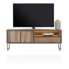 Henders & Hazel TV-meubel met houten en metalen frame, eikenhouten afwerking en open compartiment met verlichting.