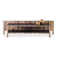 Houten wandkast wies van Pilat en Pilat met bredere achterwand en aangekleed met accessoires.