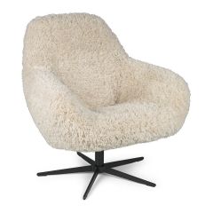 Zijkant beige langharige stoffen draaifauteuil Hugo. De stoel heeft armleuningen en staat op een zwarte metalen draaipoot met vijf steunen. Het ontwerp is modern en aaibaar.