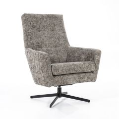 Bruine stoffen fauteuil Dea van Sevn met licht gecapitonneerde rugleuning. De stoel heeft armleuningen en staat op een zwarte metalen draaipoot met vier steunen. Het ontwerp is modern en comfortabel.