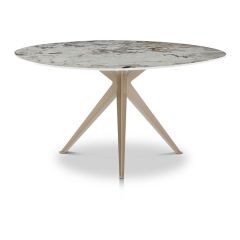 Vooraanzicht eettafel Stella van Happy@Home met organisch keramieken blad in beige aardetinten en adering patroon en zandkleurige metalen spinpoot.