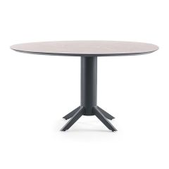 Ronde eettafel Huntington met een dun blad en een zwart metalen kolompoot. Vooraanzicht.