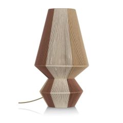 Hoge tafellamp sisi van coco maison met opvallend geometrisch ontwerp. De lamp heeft 2 kleuren handgeweven katoendraad.