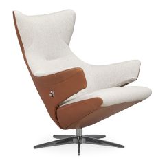 Relaxfauteuil Sesto van Topform in perspectief op een witte achtergrond. Uitgevoerd in een duo-stoffering van bruin leder en een beige stof. 