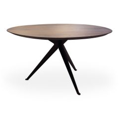 Vooraanzicht eettafel Stella van Happy@Home met bruin houten organisch tafelblad en kruislings zwart metalen spinpoot.