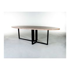 Vooraanzicht eettafel Eris van Bert Plantagie met ellips licht eiken tafelblad en zwart metalen symmetrisch onderstel. 