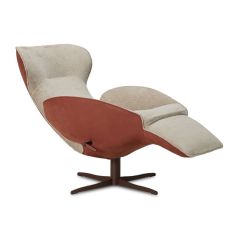 Zijaanzicht van de Limited Edition Jori Daydreamer relaxfauteuil in een beige stof met bruine details en een voetensteun omhoog.