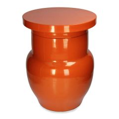 Glanzende oranje pot met ronde vormen, perfect als opvallend accentstuk in een modern interieur. Perspectief aanzicht.