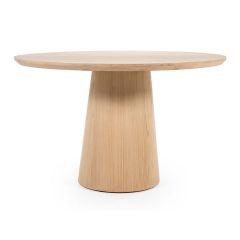 Ronde eettafel Nola met een taps toelopende poot van licht hout, perfect voor een moderne eetkamer.