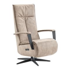 schuinaanzicht bruine microderen elektrisch verstelbare beige relaxfauteuil Dalero van In House met zwart metalen vijfteens poot.