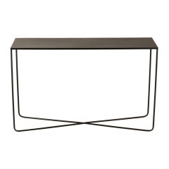 vooraanzicht smalle sidetable van J-Line van zwart metaal. De tafel heeft een smalle poot en onderin gekruist eindigt.