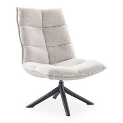 Lichtgrijze draaifauteuil Calpe met bouclé bekleding en zwart metalen 4-teens frame. Perspectief aanzicht voor.