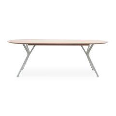 Houten ovale eetkamertafel met een licht metalen onderstel, geschikt voor moderne en Scandinavische interieurs.