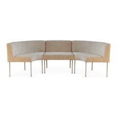 Beige hoekbank Dio met slanke metalen poten, perfect voor moderne eetkamerinterieurs.