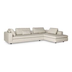 Bank Vilaz van Design on Stock, een ruime modulaire hoekbank in een lichte beige stof met comfortabele kussens en een chaise longue.