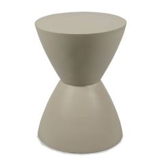 Bijzettafel Abbey van mangohout in een uniek, modern design met een zachte beige kleur, ideaal als opvallend element in diverse interieurs.