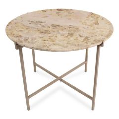 Beige ronde bijzettafel met een beige stenen tafelblad met beige/bruine marmeren look. Het onderstel is beige en is voorzien van een vierpoot.