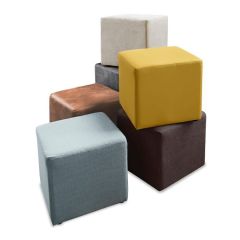 Verschillende gekleurde poefs van model Hebera, gestoffeerd in diverse trendy stoffen en kleuren, ideaal voor elk interieur.