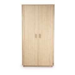 Houten kast Rosenborg van Eleonora met twee deuren en verticale lijnen, minimalistisch design.