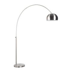 Zilveren Bow vloerlamp van Zuiver met gebogen ontwerp en een halve bol als lampenkap.