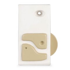 Een rechthoekige keramische vaas uit de collectie zuiver met abstracte beige vormen en een klein rond gat aan de bovenkant.