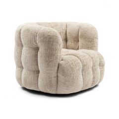 Fauteuil Arosa van Riviera Maison in een zachte, beige stof met een gewatteerd ontwerp voor maximaal comfort en een moderne uitstraling.