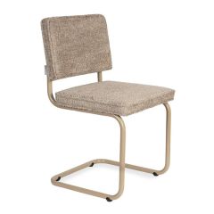 Zuiver Ridge eetkamerstoel, schuin gezien, met beige zachte bekleding en een metalen frame.