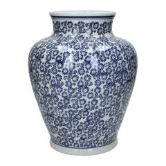 Vooraanzicht van een blauw-witte vaas: Een sierlijke vaas met een klassiek bloemenpatroon in blauw op een witte achtergrond.