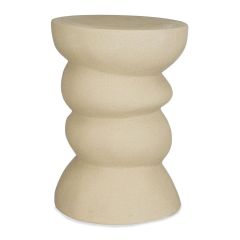 Beige keramische bijzettafel met golvende vormen voor een moderne en sculpturale uitstraling in elk interieur.