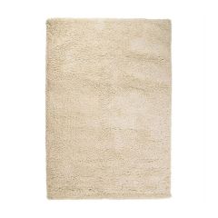 Een rechthoekig, beige hoogpolig vloerkleed, volledig uitgestrekt op een witte achtergrond, met een eenvoudige en comfortabele uitstraling.