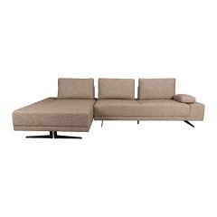 Moderne hoekbank met chaise longue in een gemêleerde stof, drie rugkussens en een lage armleuning aan de rechterkant.