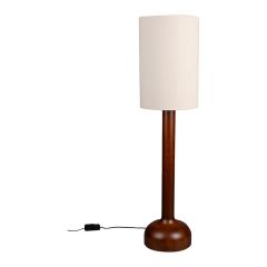 Een vloerlamp met een houten basis en een beige cilindervormige lampenkap, weergegeven tegen een witte achtergrond.