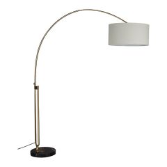 Stijlvolle vloerlamp met gebogen messing arm en witte lampenkap, geschikt voor modern interieurontwerp.