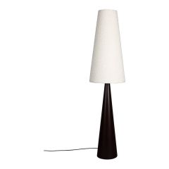 Moderne vloerlamp met een strak zwart frame en een hoge, conische kap in witte stof. De lamp is minimalistisch vormgegeven.