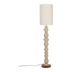 Een hoge vloerlamp met een cilindervormige beige lampenkap en een elegant gevormde houten standaard in beige tint.