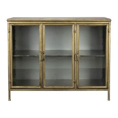 Vooraanzicht van het Gertlush dressoir met glazen deuren en een metalen frame in antieke gouden afwerking.