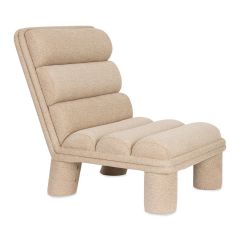 Beige fauteuil Fern met mooie ronde vormen. Schuin van voren.