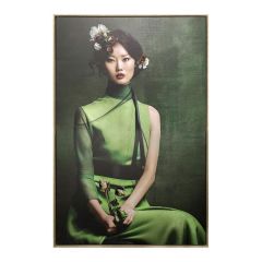 Een kunstwerk van een vrouw in een groene jurk met een elegante houding. Ze heeft donkere, golvende haren versierd met bloemen en houdt een roos in haar handen. De achtergrond is groen, wat een dromerige sfeer creëert.