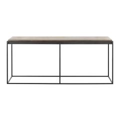 Sidetable Boldara van INHOUSE, met een blad van lichtbruin hout en een zwart metalen frame, minimalistisch en stijlvol.