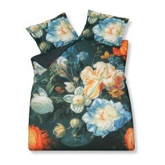 Het Wonder Night dekbedovertrek van Vandyck toont een luxe bloemenprint in levendige kleuren op een donkerblauwe achtergrond met bijpassende kussens.