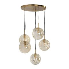 COCOmaison hanglamp met vijf glazen bollen in amberkleur en goudkleurige accenten, creëert een sfeervolle en moderne uitstraling.